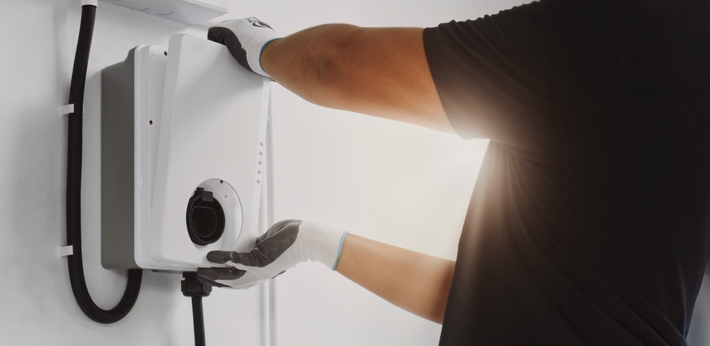 เจ้าหน้าที่ติดตั้งระบบการชาร์จไฟรถยนต์ไฟฟ้า